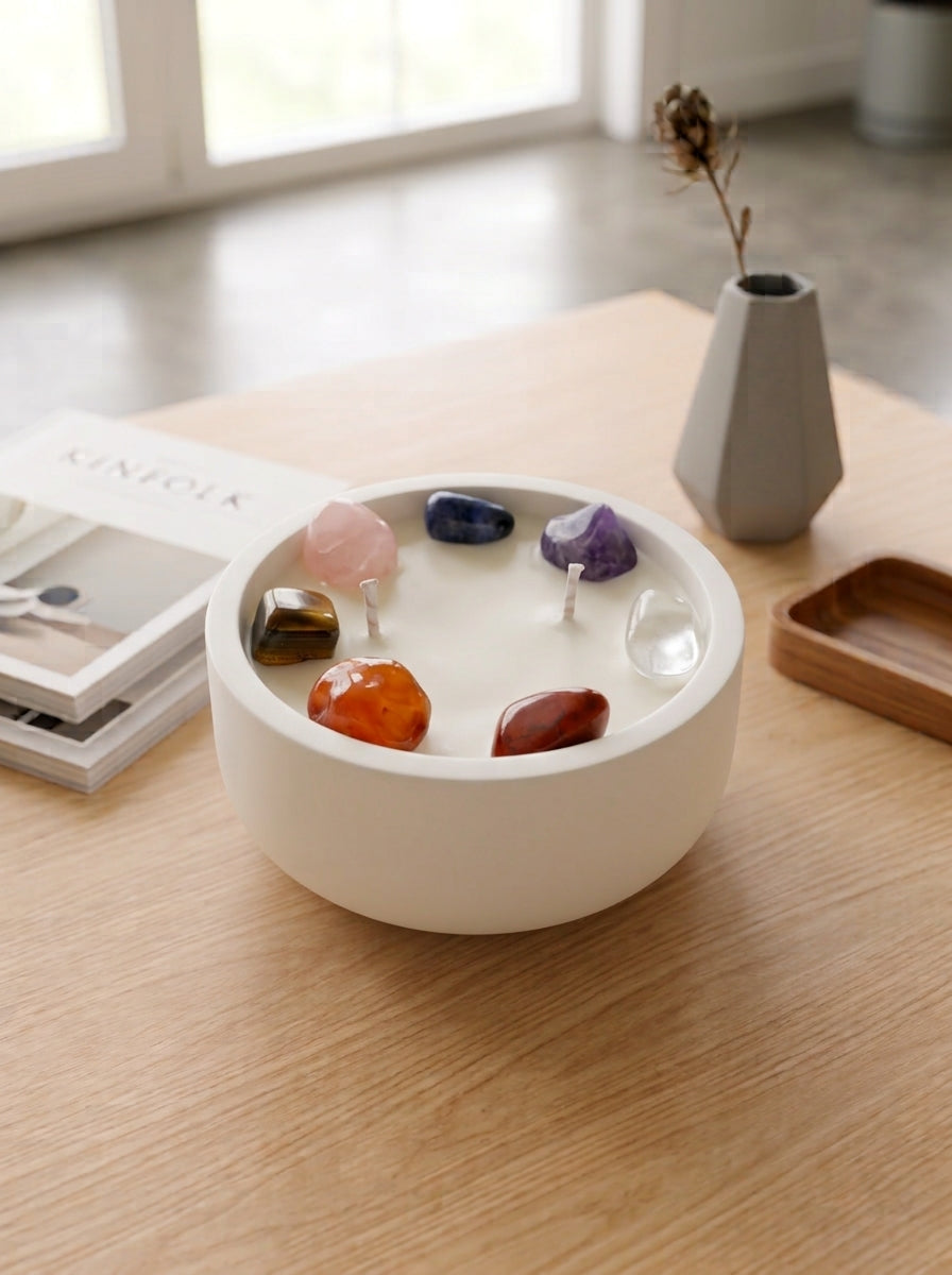 Detalle vela aromática Chakra Essence con 7 rodados que representan los 7 chakras apagada