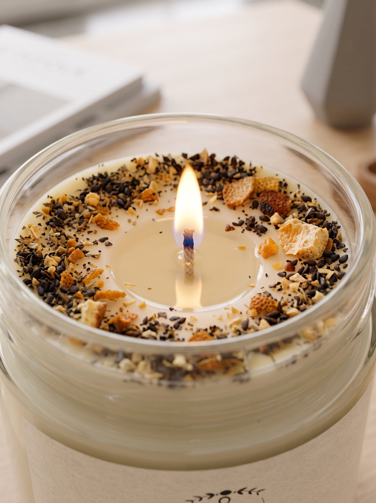 Vela aromática de verano con citronela, limón y eucalipto – repelente natural sin tóxicos. Encendida