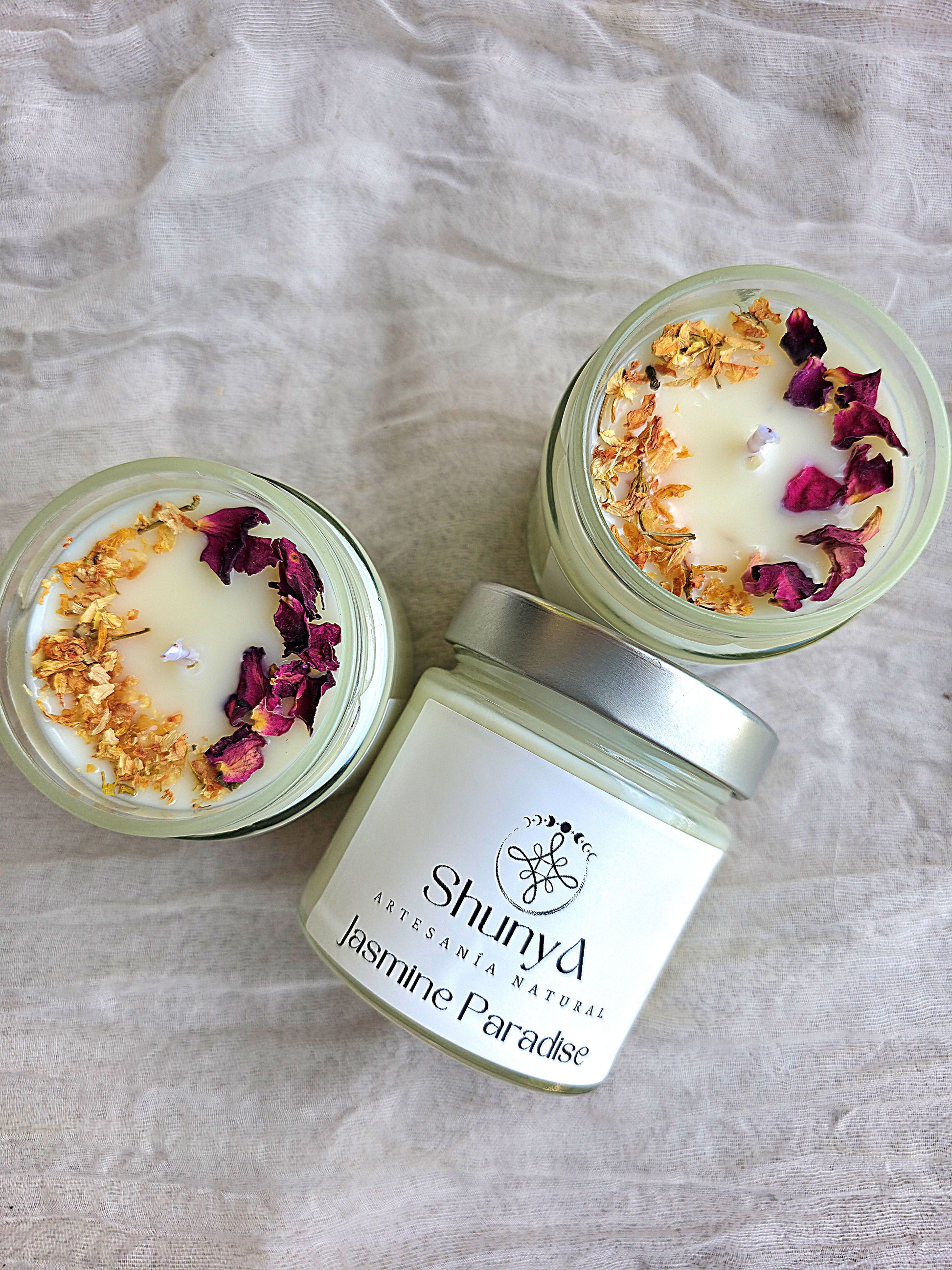 Vela aromática artesanal Jasmine Paradise de cera de soja, con aroma natural a jazmín y rosas, elaborada a mano en tarro elegante.