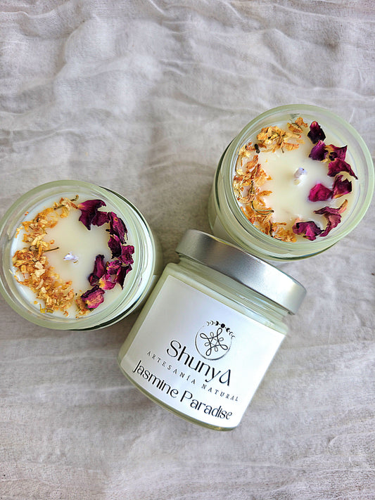 Vela aromática artesanal Jasmine Paradise de cera de soja, con aroma natural a jazmín y rosas, elaborada a mano en tarro elegante.