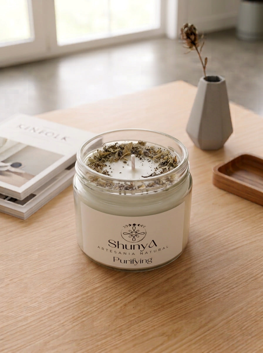 Vela aromática artesanal Purifying de cera de soja, elaborada a mano, aroma natural purificante para armonizar espacios. Apagada