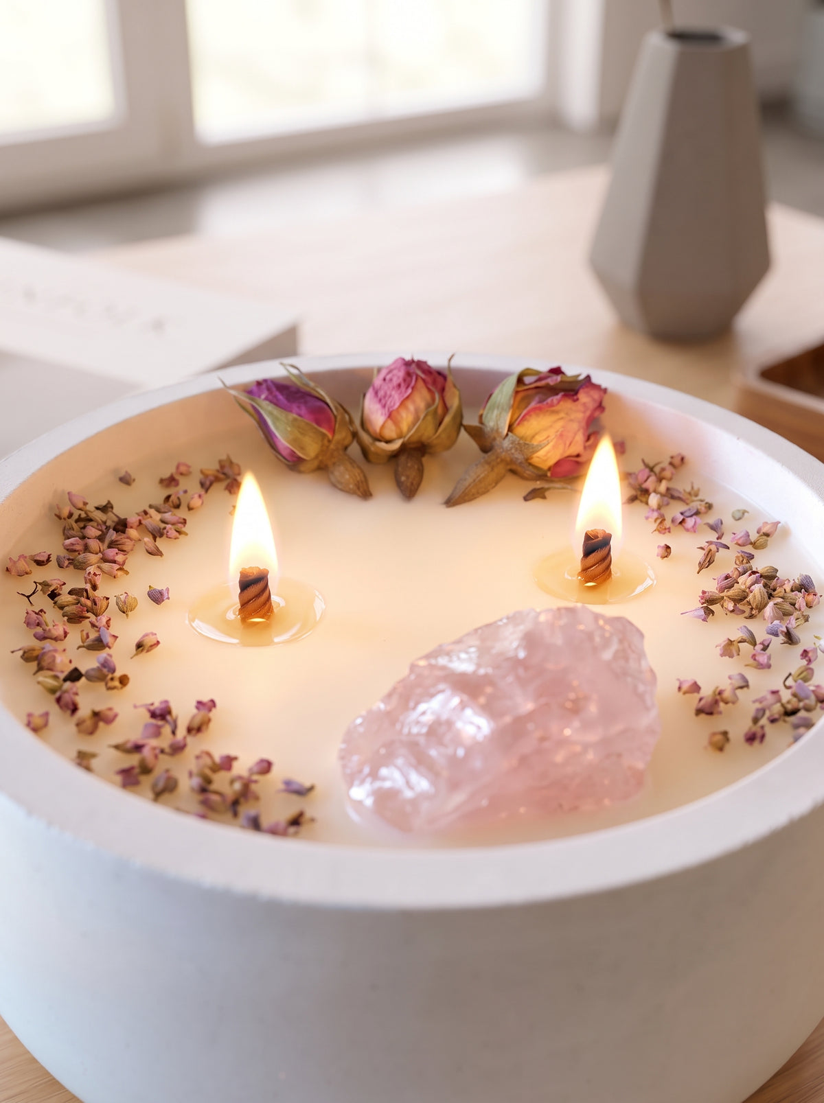 Vela aromática Rose Quartz. Decorada con pétalos de rosas y Cuarzo Rosa en bruto. Sinergia de rosas. Encendida