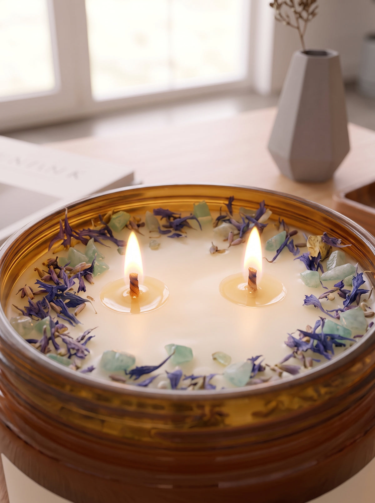 Vela aromática artesanal Sweet Dreams de cera de soja con amazonita y pétalos naturales. Encendida.