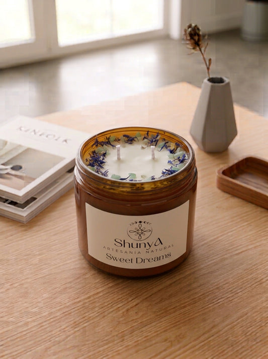 Vela aromática artesanal Sweet Dreams de cera de soja con amazonita y pétalos naturales. Apagada