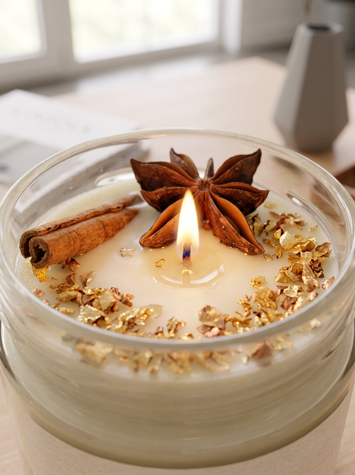 Vela aromática artesanal White Magic de cera de soja, hecha a mano, con fragancia mística para limpieza energética y bienestar. Encendida