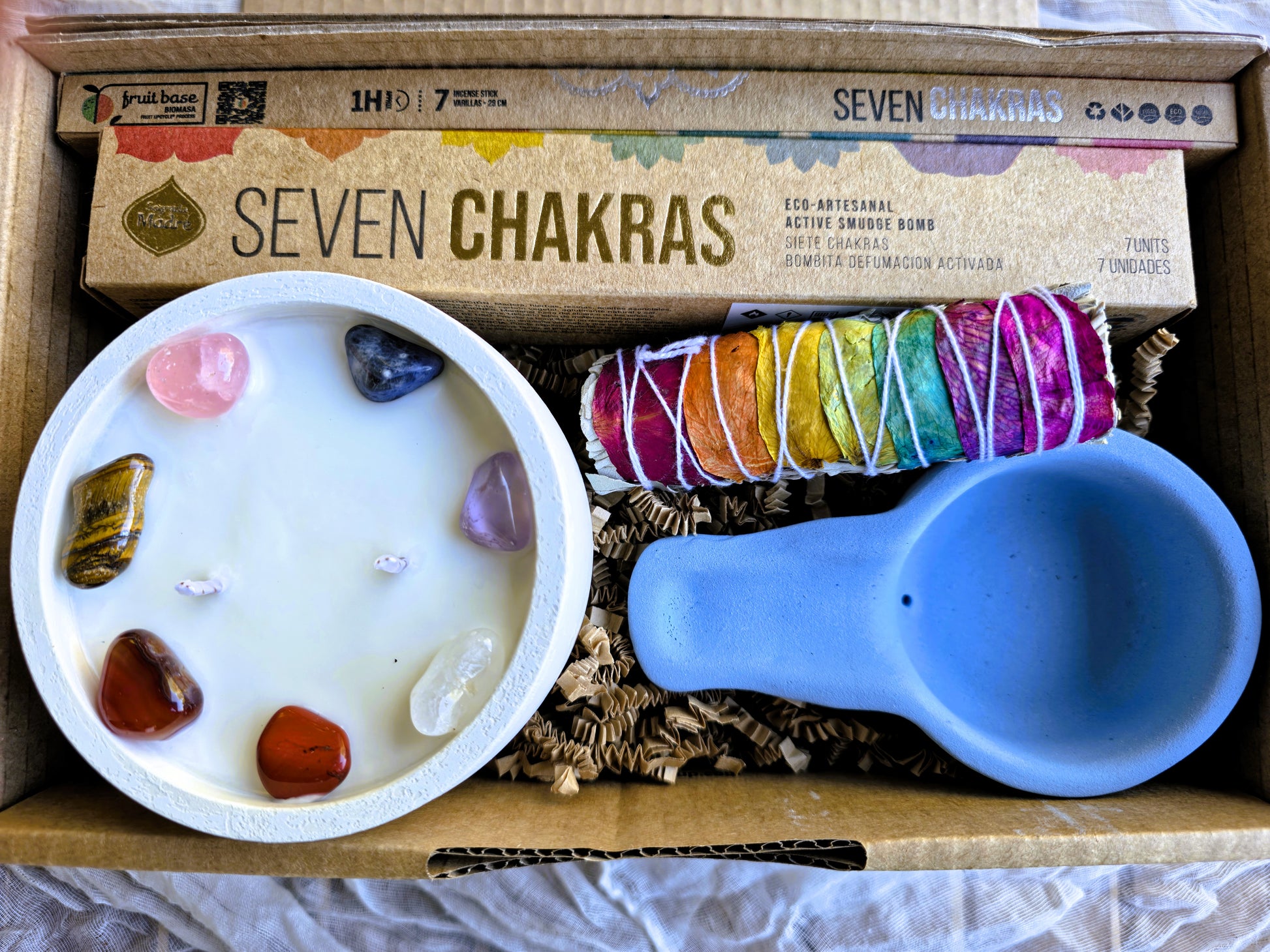 Detalle pack vibra en equilibrio 7 chakras. Vela Chakra Essence, sahumerio, quemador, bombita e incienso